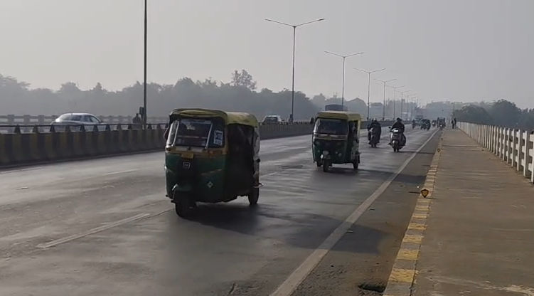 હવે અમદાવાદમાં સાબરમતી નદી પર આવેલા ઈન્દિરા બ્રિજ પર તિરાડ, વાહનચાલકો ભયભીત 3 - image