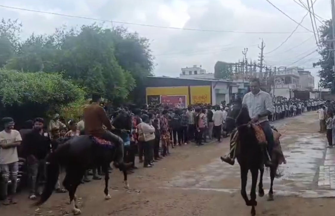 વિરોચનનગરની અનોખી દશેરા: 100 વર્ષથી અશ્વ રેસની પરંપરા અકબંધ, હિન્દુ-મુસ્લિમ એકતાનું ઉત્તમ ઉદાહરણ 2 - image