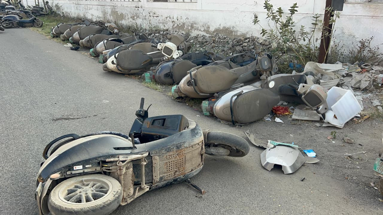 જામનગર: 'ઓલા' સર્વિસ સેન્ટરની લાપરવાહી સામે આક્રોશ, બે શખસોએ વાહનોમાં કરી તોડફોડ 3 - image