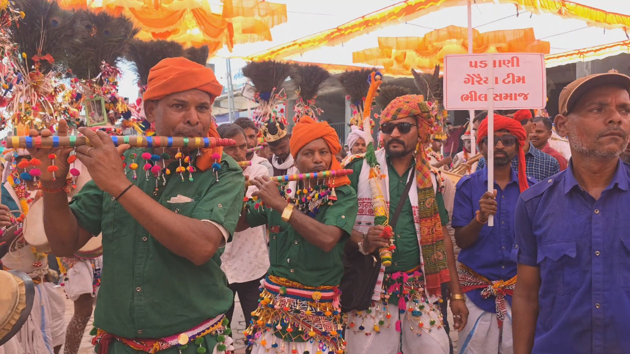 PHOTOS: છોટા ઉદેપુરના 'ગેરના મેળા'ની અદભૂત તસવીરો, જ્યાં રંગો વગર પણ આખું વાતાવરણ મેઘધનુષી લાગે 2 - image