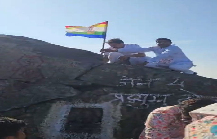 ગિરનારનાં ઓઘડ શિખર પર જૈનોએ ધ્વજા લગાડતાં સાધુ- સંતોનો વિરોધ 1 - image