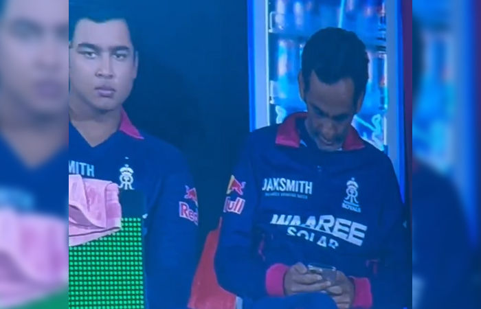 IPL 2026: રાજસ્થાન રોયલ્સ મોટા વિવાદમાં, ડગઆઉટમાં મેનેજર ફોન વાપરતા ઝડપાયા 1 - image