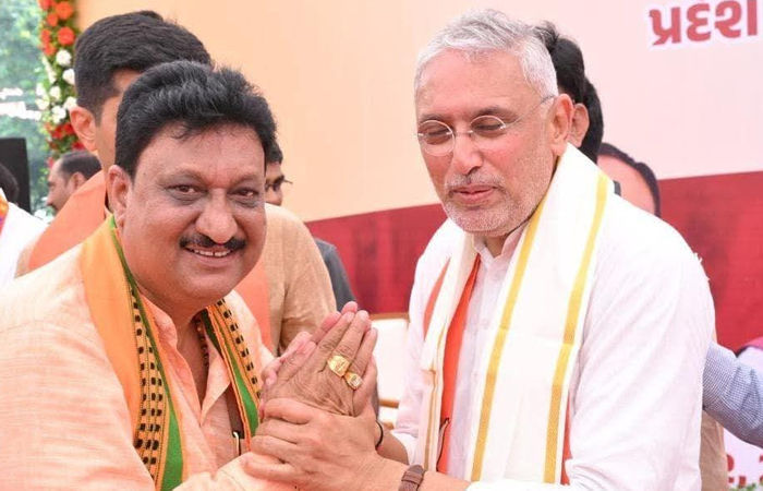 છોટાઉદેપુરમાં તિરંગા યાત્રા બાદ ભાજપના વરિષ્ઠ નેતા મુકેશ પટેલનું હાર્ટ એટેકથી નિધન 2 - image