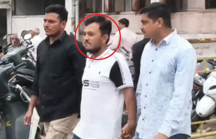 તોડબાજી પ્રકરણમાં ફરાર પત્રકાર દીર્ઘાયુ વ્યાસે કોર્ટમાં કર્યું આત્મસમર્પણ, ક્રાઇમ બ્રાન્ચને સોંપાઈ કસ્ટડી | journalist Dirghayu Vyas surrenders in court custody ...