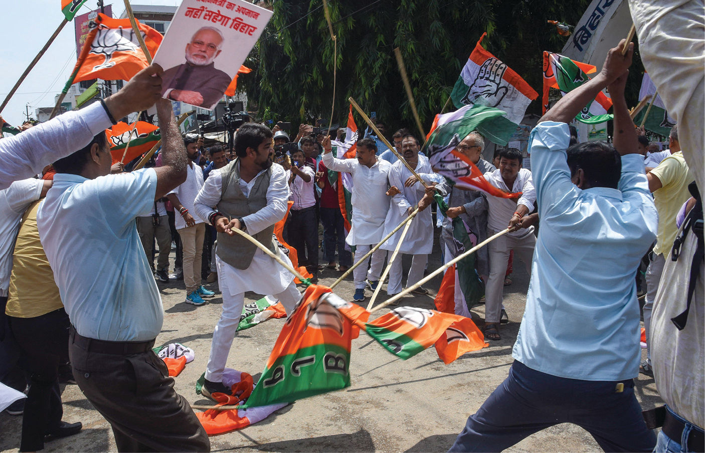 અમે બંધારણની સુરક્ષા કરતા રહીશું... ભાજપ-કોંગ્રેસના કાર્યકરો વચ્ચે મારામારી બાદ રાહુલ ગાંધી 2 - image