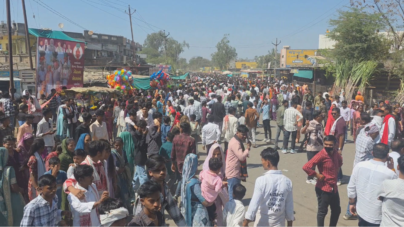 PHOTOS: છોટા ઉદેપુરના 'ગેરના મેળા'ની અદભૂત તસવીરો, જ્યાં રંગો વગર પણ આખું વાતાવરણ મેઘધનુષી લાગે 13 - image