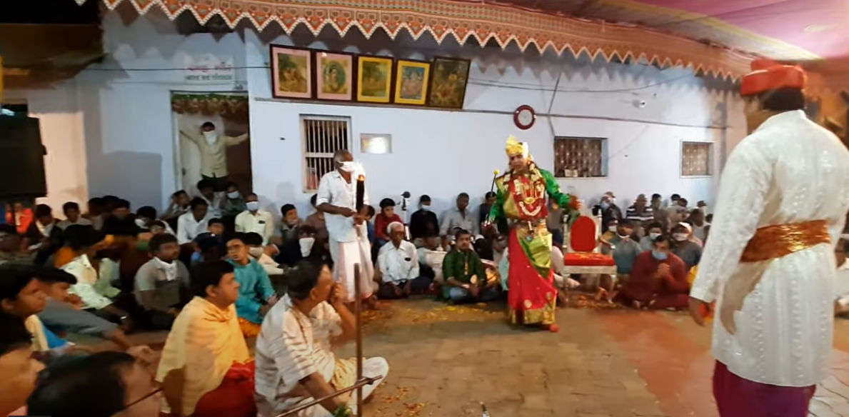 નવરાત્રિમાં જાતર ભવાઈ દ્વારા આદ્યશક્તિની ભકિત, ઝાલાવાડના લીલાપુરે જાળવી રાખી 125 વર્ષ જૂની આધ્યાત્મિક પરંપરા 4 - image