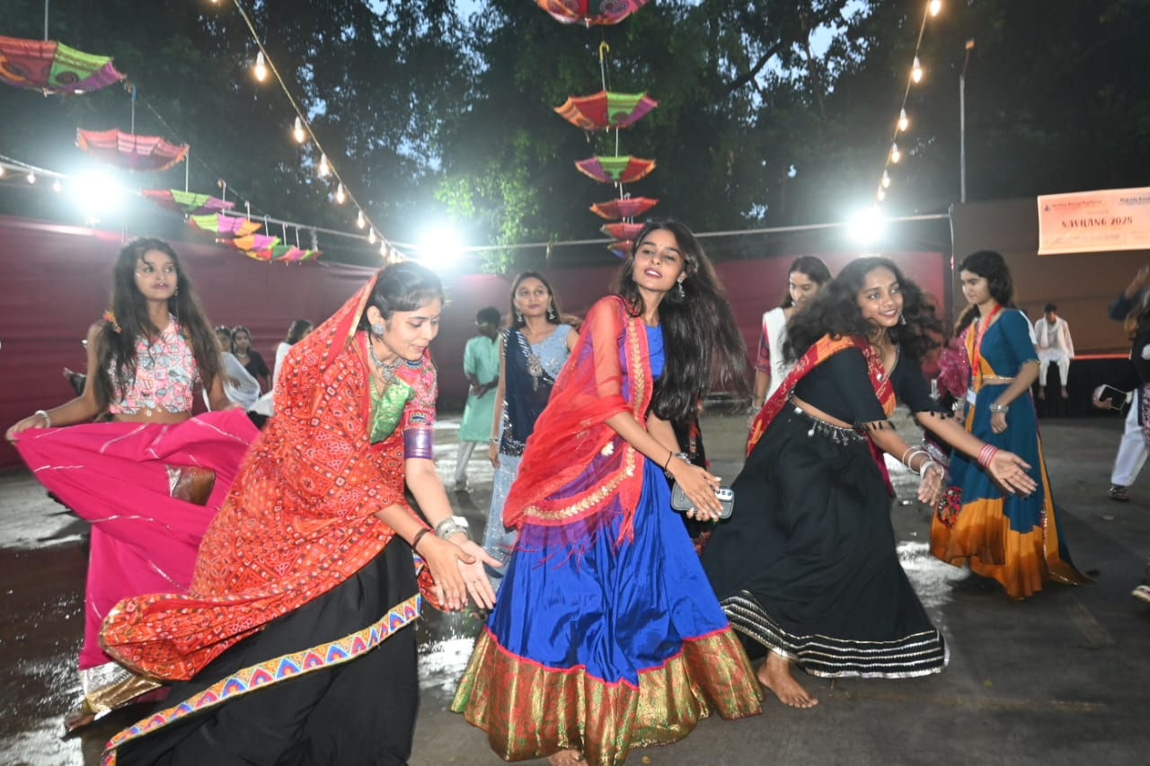વડોદરામાં રોજ દસ લાખથી વધુ લોકો ગરબા રમવા અને જોવા ઉમટશે, પાસ પાછળ રૂ. 40 કરોડથી વધુનો ખર્ચ કરશે 3 - image
