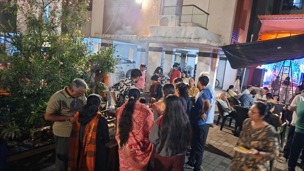 VIDEO: સુરતની સોસાયટીઓમાં લોકમાન્ય તિલકનો હેતુ સાર્થક: સમૂહ આરતી-ભોજન અને ફનફેરથી એકતાનો માહોલ છવાયો 3 - image