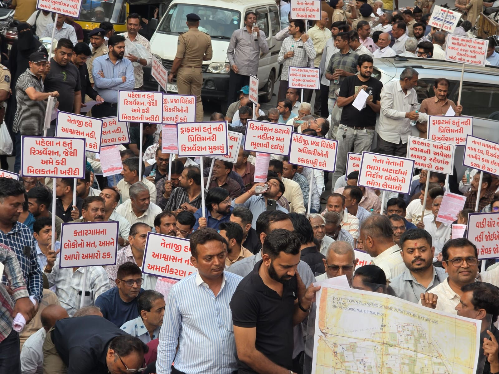 'નેતા-નેતાની લડાઈમાં નિર્દોષોનો ભોગ...' સુરતના કતારગામની ત્રણ ટીપી સ્કીમમાં મૂકાયેલા રિઝર્વેશન વિરોધમાં વિશાળ રેલી 2 - image