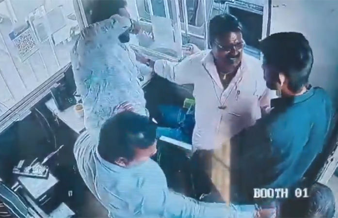 'તું ઓળખતો નથી મારો બાપ કોણ છે?', ભાજપ નેતાના પુત્રએ ટોલ બૂથ કર્મચારીને ફટકાર્યો 1 - image