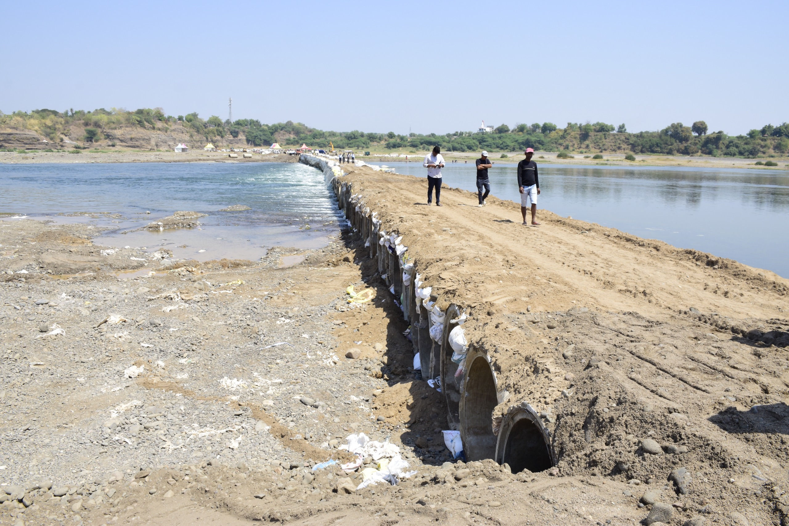 નર્મદા પરિક્રમા પહેલાં જ તંત્રની પોલ ખુલી શહેરાવથી તિલકવાડા વચ્ચે નર્મદા નદી પરનો હંગામી પુલ ધોવાઇ ગયો 1 - image
