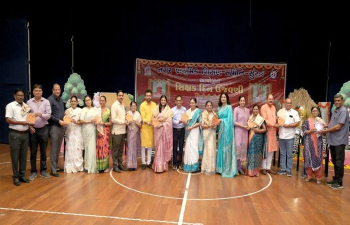 સુરતમાં શિક્ષણ સમિતિનો શિક્ષકોનો સન્માનનો કાર્યક્રમ ચાલ્યો ત્રણ કલાક, 185 શિક્ષકોના સન્માન માટે માત્ર 16 મિનિટ 2 - image