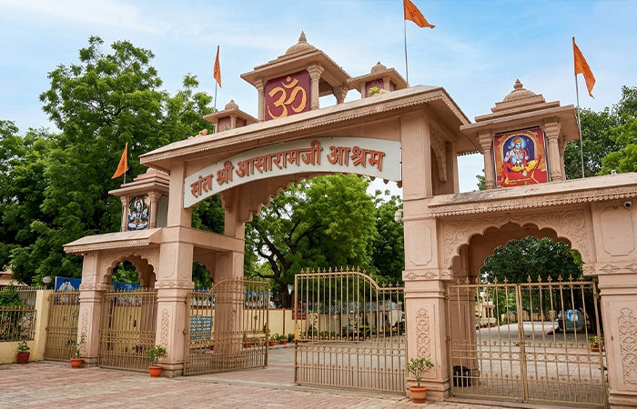 આસારામના આશ્રમની હાર: ગુજરાત હાઈકોર્ટે કહ્યું- 'નિયમો તોડ્યા છે, જમીન સરકારને સોંપવી જ પડશે' 2 - image