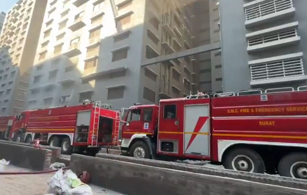 Surat Fire: રાજ માર્કેટમાં ગેરકાયદે બાંધકામ થયું વિનાશનું કારણ! SMC સંચાલકોને નોટિસ જારી કરે છે 3 - છબી