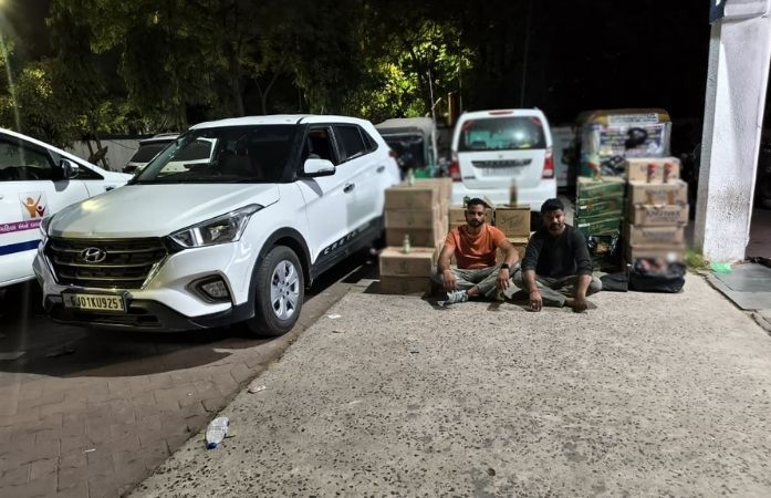 અમદાવાદ: નરોડા નજીક SUV કારમાંથી ઝડપાયો વિદેશી દારૂ, 12 લાખના મુદ્દામાલ સાથે બે શખસો ઝડપાયા 1 - image