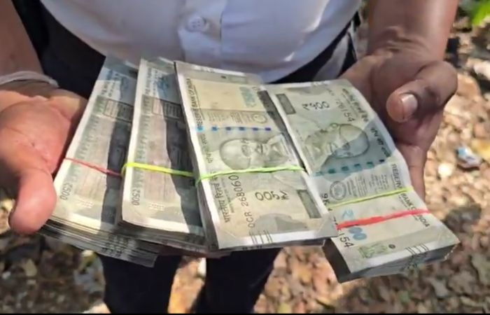 સુરતમાં એક પરિવારે ભૂલથી પૂજા સામગ્રી સાથે 2 લાખ રૂપિયા કેનાલમાં પધરાવ્યા! ફાયર વિભાગ આવ્યું મદદે 2 - image