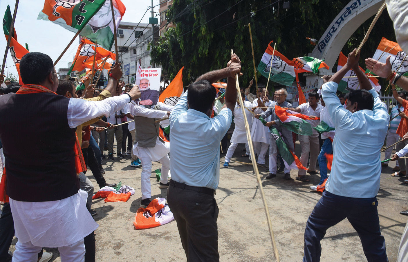 અમે બંધારણની સુરક્ષા કરતા રહીશું... ભાજપ-કોંગ્રેસના કાર્યકરો વચ્ચે મારામારી બાદ રાહુલ ગાંધી 7 - image