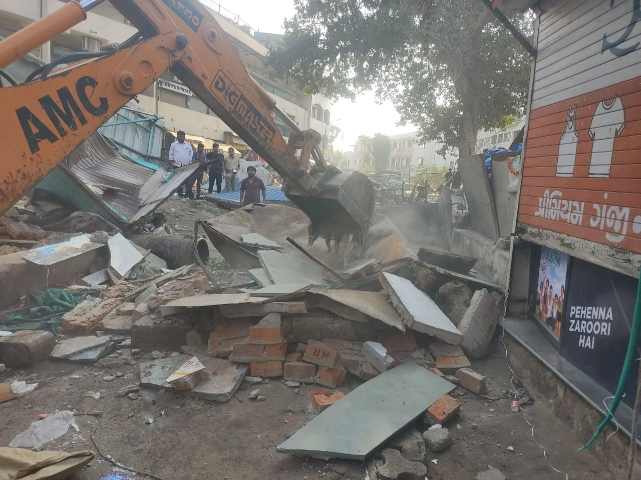 અમદાવાદમાં બુલડોઝર એક્શન: કાલુપુર અને અસારવામાં ગેરકાયદે બાંધકામો જમીનદોસ્ત કરાયા, જાહેર માર્ગો ખુલ્લા થયા 3 - image