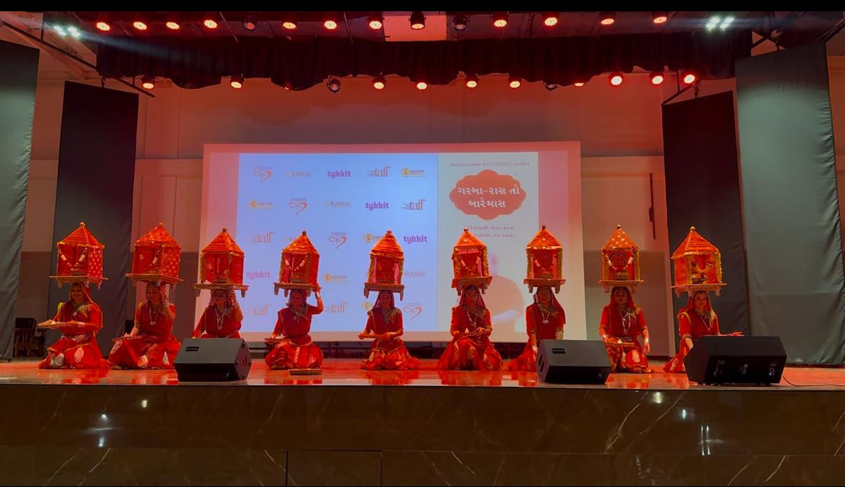 અમદાવાદમાં રાસ-ગરબાનો સંપૂર્ણ ઓથેન્ટિક શૉ 'ગરબા-રાસ તો બારેમાસ' યોજાયો, હુડો-પ્રાચીન ગરબો જેવી શૈલીઓને થઈ પ્રસ્તુતિ 2 - image