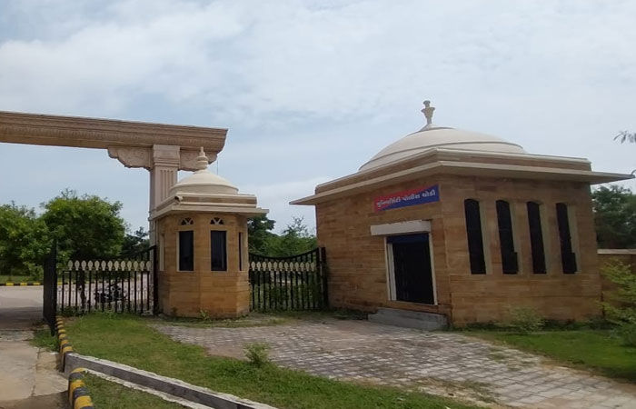 કચ્છ યુનિવર્સિટીમાં 'નકલી પોલીસ ચોકી' : ઉઠા ભણાવવાનો પાઠ !! 1 - image