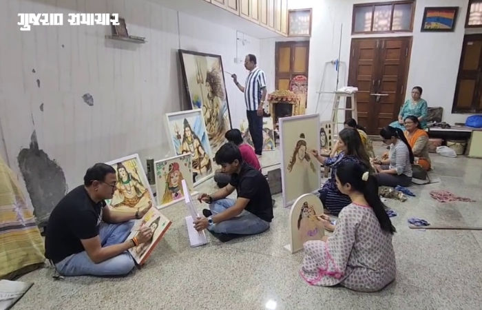 સુરતઃ મહાશિવરાત્રિ પર શિવલિંગ પર 'ઘીણા કમળ' ચઢાવવાનો અનોખો મહિમા, વધુ માંગને કારણે કલાકારો વ્યસ્ત 4 - તસવીર