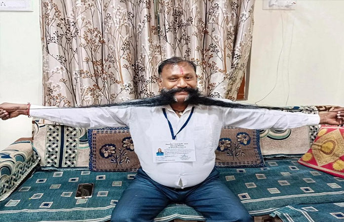 મુંછે હો તો મગનલાલ જૈસી વરના ના હો, હિમતનગરના અપક્ષ ઉમેદવારે મુછોના આધારે મત માંગ્યા 1 - image