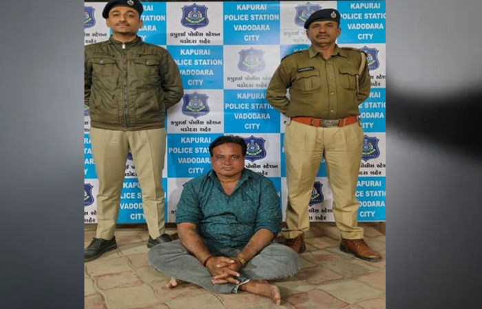 વડોદરા: ચાલુ ક્લાસમાં ડબલ મિનિંગ વાતો કરી વિદ્યાર્થીનીઓની છેડતી, 'લંપટ' શિક્ષક સામે પોક્સોનો ગુનો 1 - image