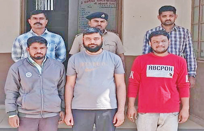 ધ્રાંગધ્રામાં સાયબર ફ્રોડના રોકડની હેરાફેરીના ગુનામાં 3 શખ્સોની ધરપકડ 1 - image