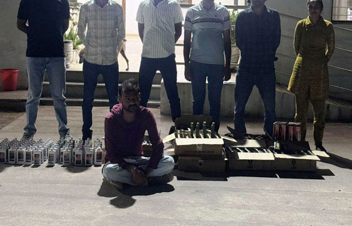 થાનમાં તળાવની પાળ પાસે બાવળની ઝાડીમાંથી 1 લાખનો દારૃ ઝડપાયો 1 - image