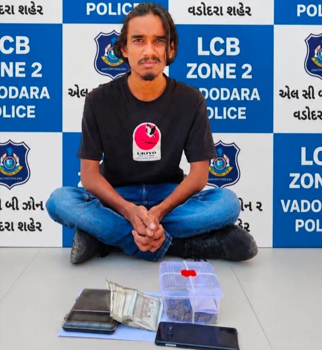 અકોટા ગાય સર્કલ પાસે જાહેરમાં હાઇબ્રિડ ગાંજો વેચતો કેરિયર જીગર પકડાયો,સપ્લાયર મોઇન ફરાર 1 - image