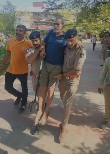 સ્થાનિક સ્વરાજની ચૂંટણી LIVE :  અમદાવાદમાં ઈવીએમ ખોટકાયું, મહેસાણાના દેલા ગામે ચૂંટણી બહિષ્કાર, ભરુચમાં મતદાન મથકે વીજળી ગુલ 3 - image