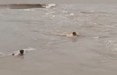 VIDEO: બનાસકાંઠામાં 16 કલાક સુધી પાણીના પ્રવાહમાં મોત સામે લડતો રહ્યો યુવક, ઉદયપુરમાં પણ નદીમાં ફસાયેલા યુવકનું રેસ્ક્યૂ 2 - image