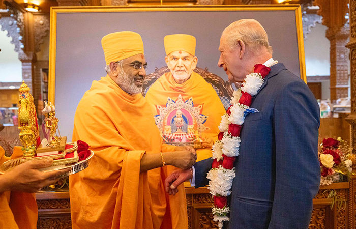 બ્રિટનના કિંગ ચાર્લ્સે લંડનમાં BAPS સ્વામિનારાયણ મંદિરમાં કર્યા દર્શન, મહંત સ્વામીએ પત્ર લખી આપ્યા આશીર્વાદ 2 - image