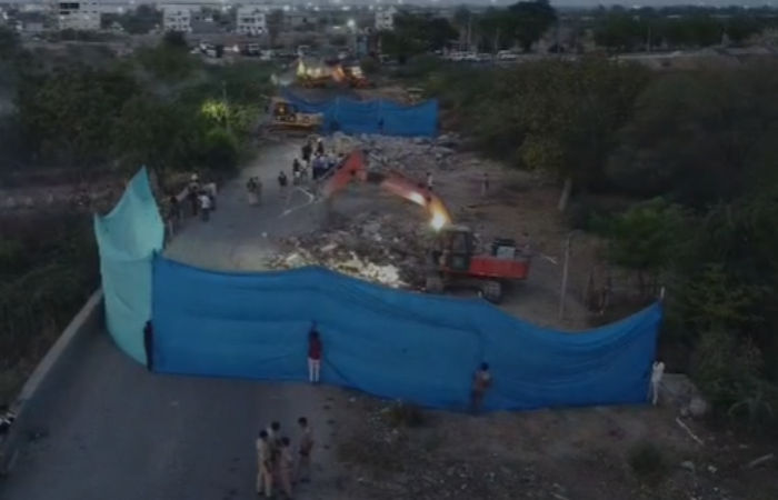 Viramgam clears 4,000 Sq metres of encroachments along state highway 17 in major demolition drive