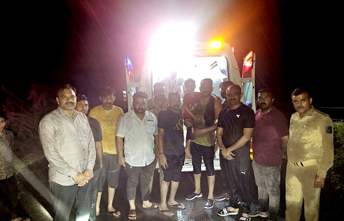બાબરા નજીક ધસમસતા પૂરમાં ફસાયેલા રાજકોટનાં ત્રણ લોકોનું દિલધડક રેસ્ક્યૂ 1 - image