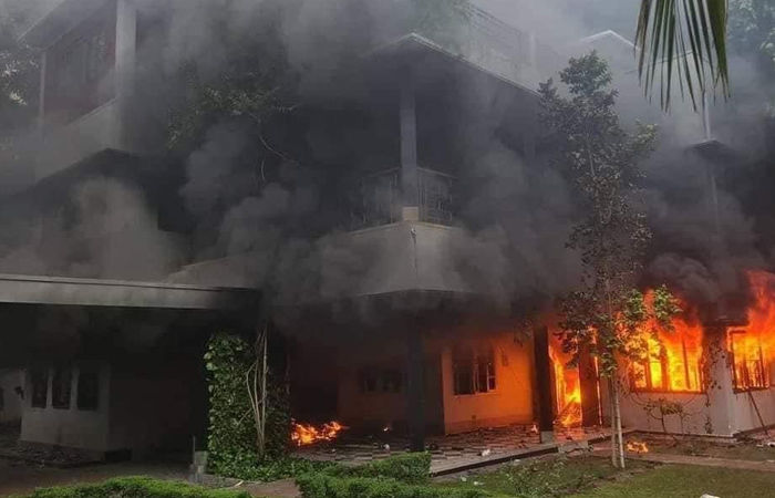 બાંગ્લાદેશમાં ફરી હિંસા, બંગબંધુના ઘરને આગચંપી, શેખ હસીનાએ કહ્યું - 'કંઈક મોટું કરવાનું બાકી...' 1 - image