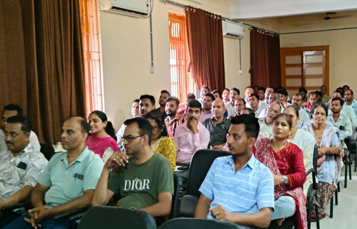 પ્રાઇવેટ પાર્સિંગમાં દોડતી સ્કૂલ વાન , રિક્ષાઓનું ટેક્સી પાર્સિંગ કરાવવા તથા સેફ ડ્રાઇવિંગ અંગે માર્ગદર્શન અપાયું 2 - image