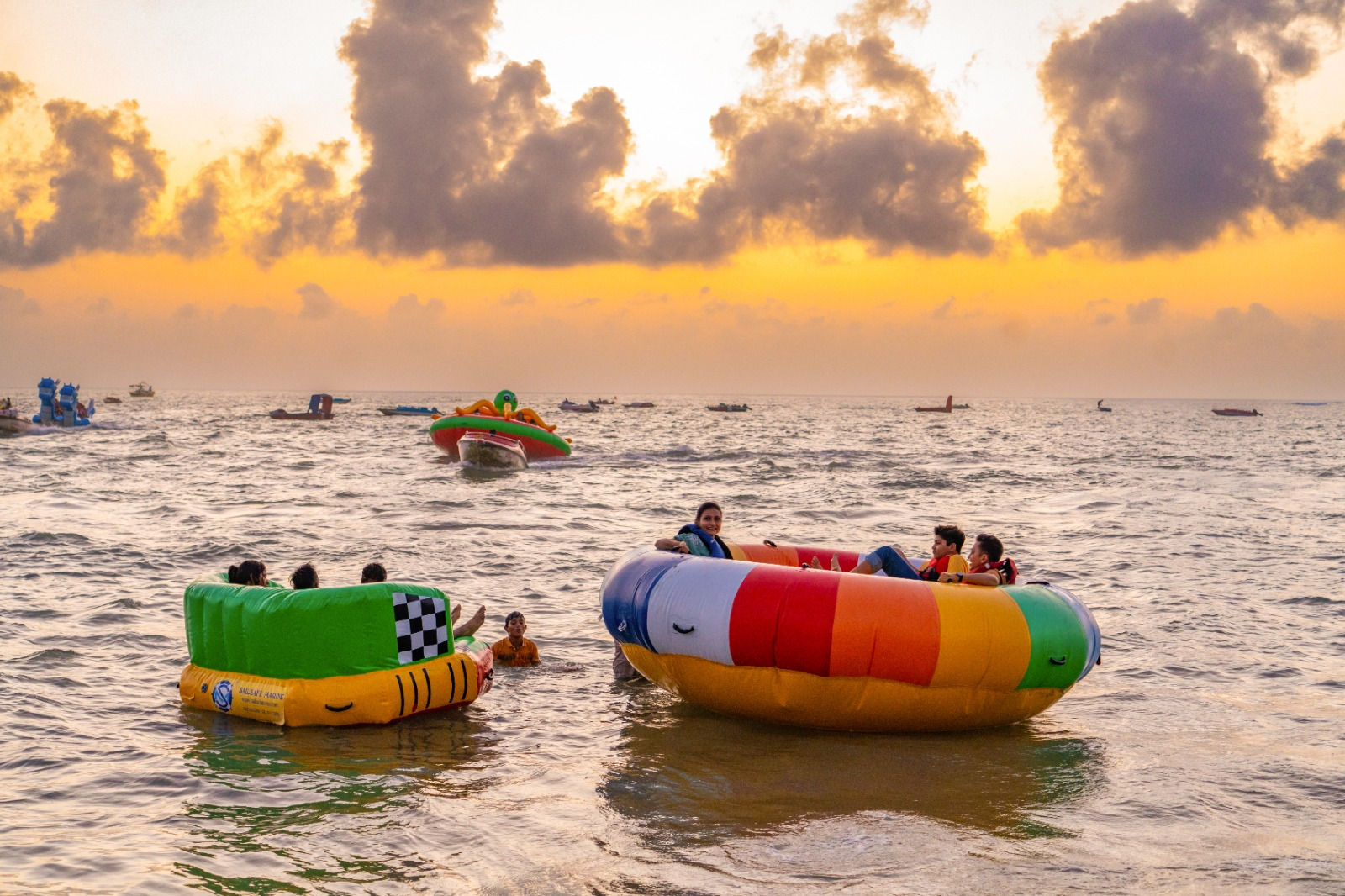 દ્વારકા: શિયાળાની સિઝનમાં શિવરાજપુર બીચ સોળે કળાએ ખીલ્યો, પ્રવાસીઓનો ધસારો, 2 વર્ષમાં 13 લાખ પ્રવાસીઓ ઉમટ્યા 5 - image