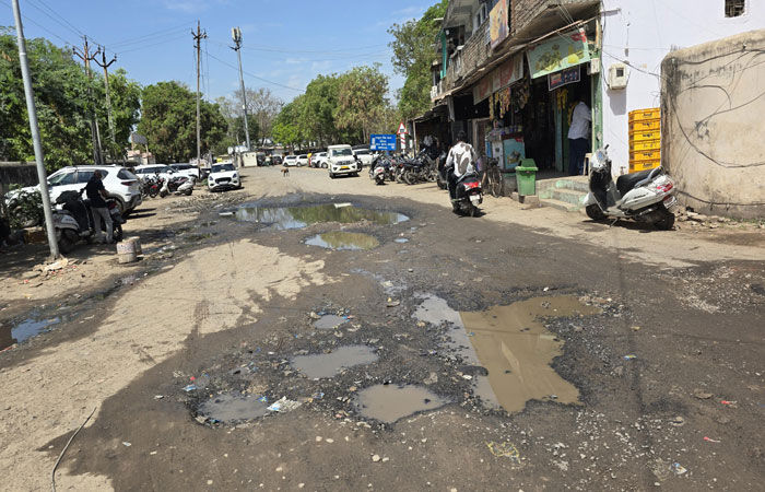 સેવા સદન કચેરીની સામે જ ગટરના ગંદા પાણી અને ખાડાઓનું સામ્રાજ્ય 1 - image