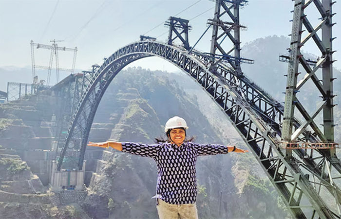 ચિનાબ બ્રિજના જીઓટેકનોલોજીસ્ટ ડૉ.માધવી પર દેશને ગૌરવ 1 - image