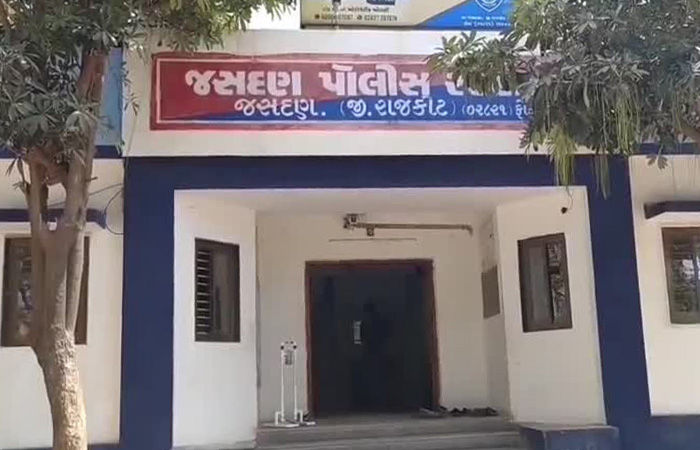 રાજકોટ જિલ્લામાં 6 વર્ષીય બાળકી પર ક્રૂરતાપૂર્વક દુષ્કર્મનો પ્રયાસ, નરાધમે ગુપ્તાંગમાં ધારદાર હથિયાર ઘુસાડી ગંભીર ઈજા પહોંચાડી 1 - image