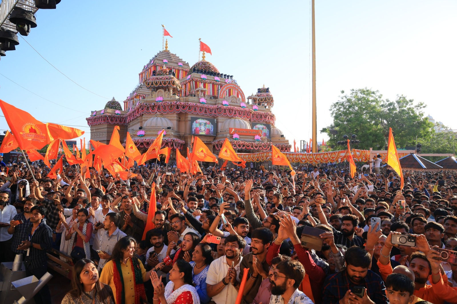 સાળંગપુર: હનુમાન જયંતી નિમિત્તે 'કૃતજ્ઞતા મહામહોત્સવ'ની ઉજવણી, દાદાએ ધારણ કર્યા 8 કિલો સોનાના વાઘા 5 - image