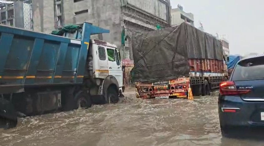 PHOTOS: વરસાદ નહીં, તંત્રની ઘોર બેદરકારીનો માર, ગુજરાતમાં જનજીવન ખોરવાયું! 2 - image