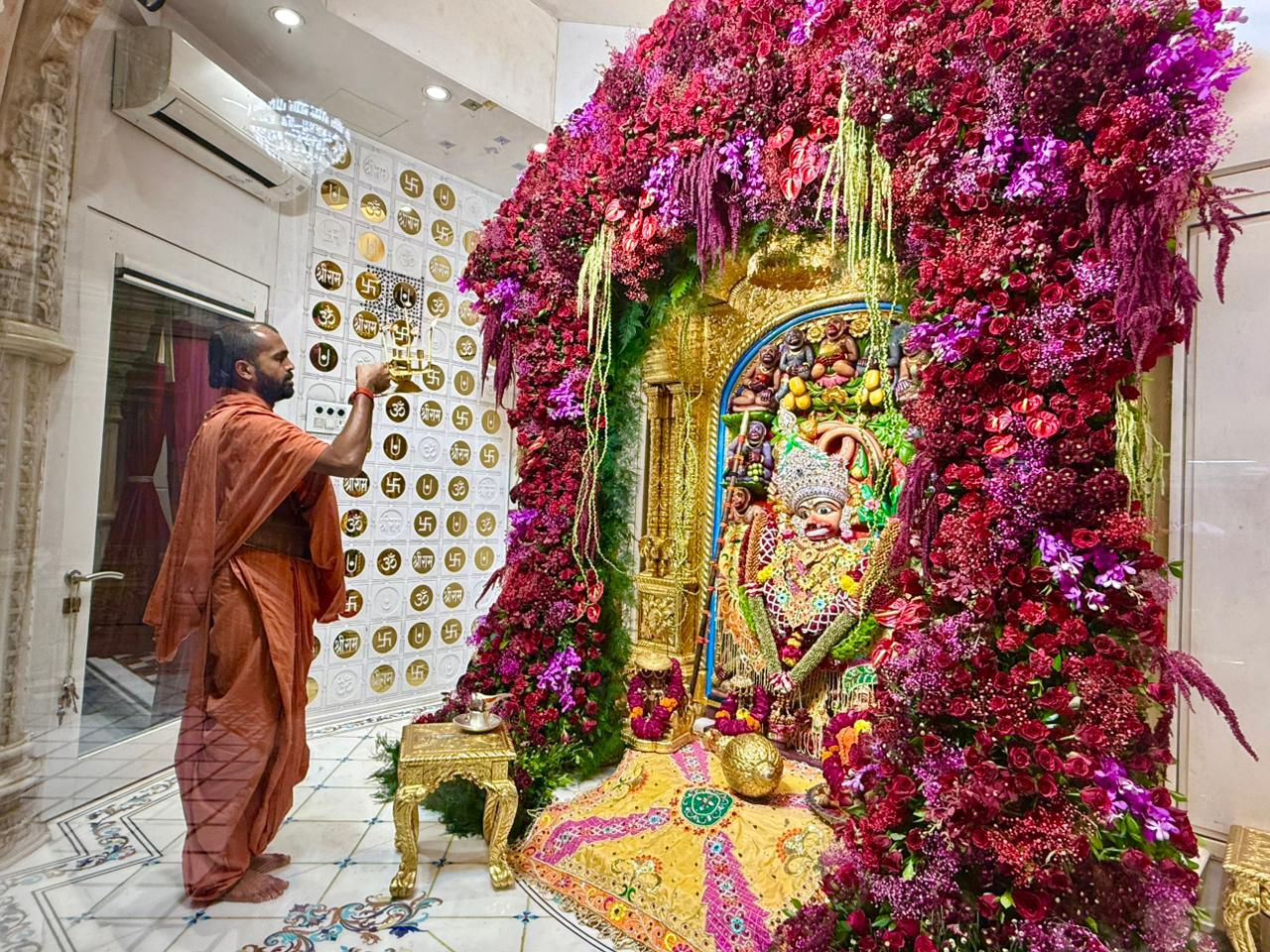 સાળંગપુરમાં દેવ દિવાળીએ દાદાને શણગાર, ડાયમંડ જડિત મયુરાકાર મુગટથી શોભી ઉઠ્યા કષ્ટભંજન દેવ 3 - image