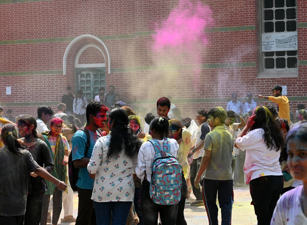 હોસ્ટેલમાં નક્કી કરેલા સ્થળોએ અને માત્ર ઈકો ફ્રેન્ડલી કલરથી જ ધૂળેટી ઉજવવાની રહેશે 1 - image