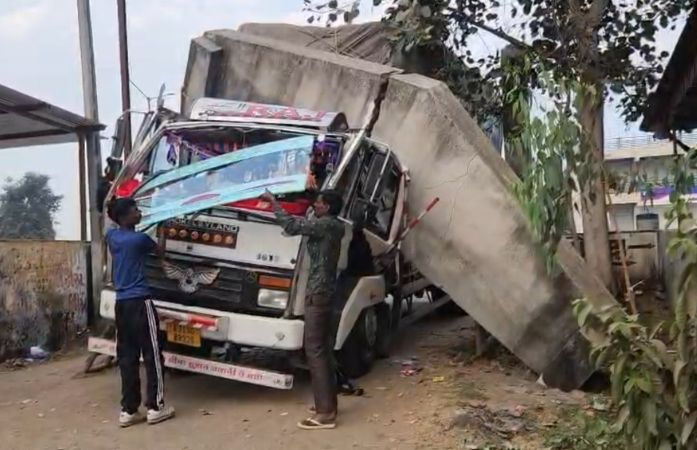 પંચમહાલ: શહેરા માર્કેટ યાર્ડમાં ઘઉંનું ભૂસું ભરેલી ટ્રક ગેટ સાથે અથડાતા સર્જાયો અકસ્માત, ડ્રાઈવરનો આબાદ બચાવ 1 - image