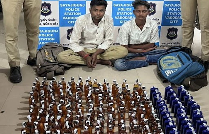 વડોદરા બસ ડેપો પરથી ભાવનગરના બે યુવકોની સ્કૂલબેગમાંથી દારૂની 230 બોટલ મળી 1 - image
