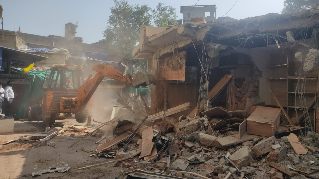 અમદાવાદમાં બુલડોઝર એક્શન: કાલુપુર અને અસારવામાં ગેરકાયદે બાંધકામો જમીનદોસ્ત કરાયા, જાહેર માર્ગો ખુલ્લા થયા 7 - image