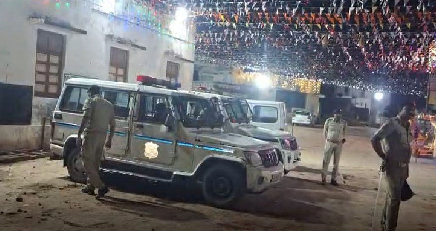 સાબરકાંઠામાં જૂથ અથડામણઃ 10 મકાનોમાં તોડફોડ અને આગચંપી, 20થી વધુ ઈજાગ્રસ્ત 3 - image
